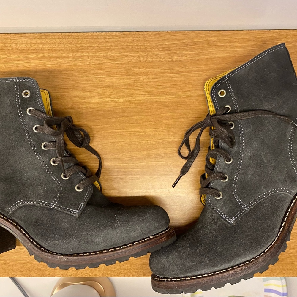 Frye Sabrina 6G lace up suede round toe boots  7.5